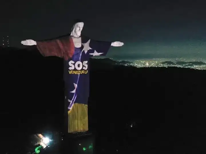 El Cristo Redentor se iluminó con los colores de la bandera de Venezuela.