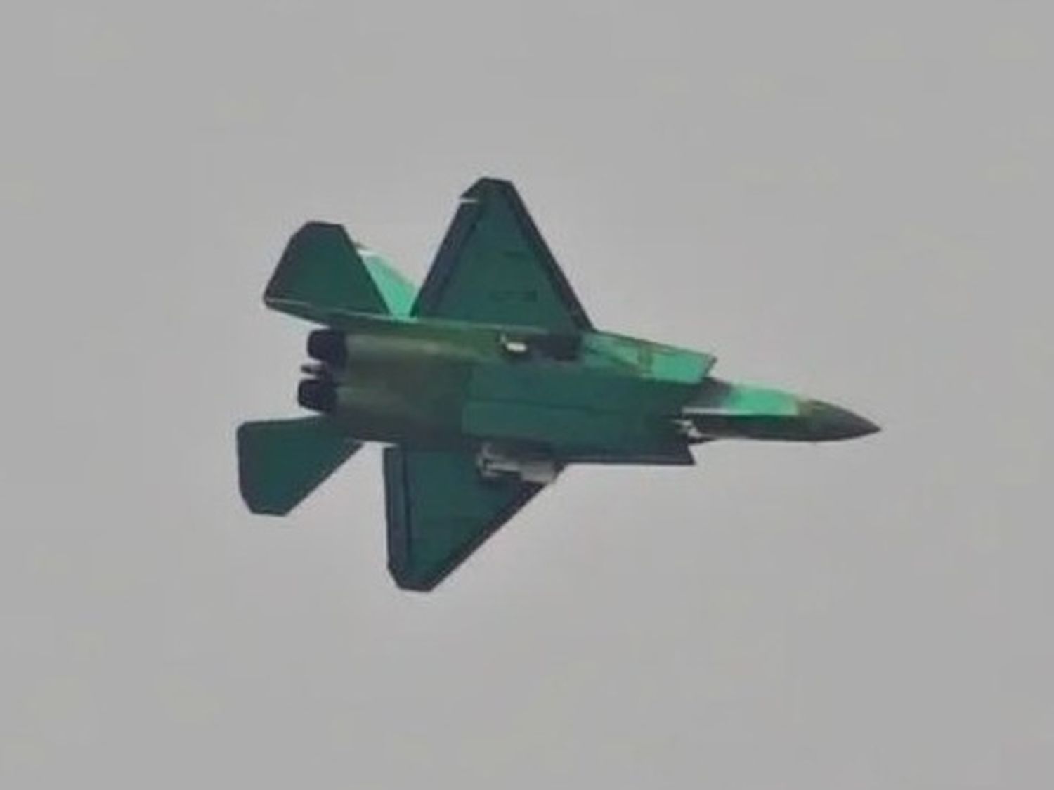 Este podría ser el primer caza furtivo J-35A de producción en serie. Su destino es tema de especulación, podría ir para la PLAAF, o ser el primer ejemplar destinado a la Fuerza Aérea de Pakistán.