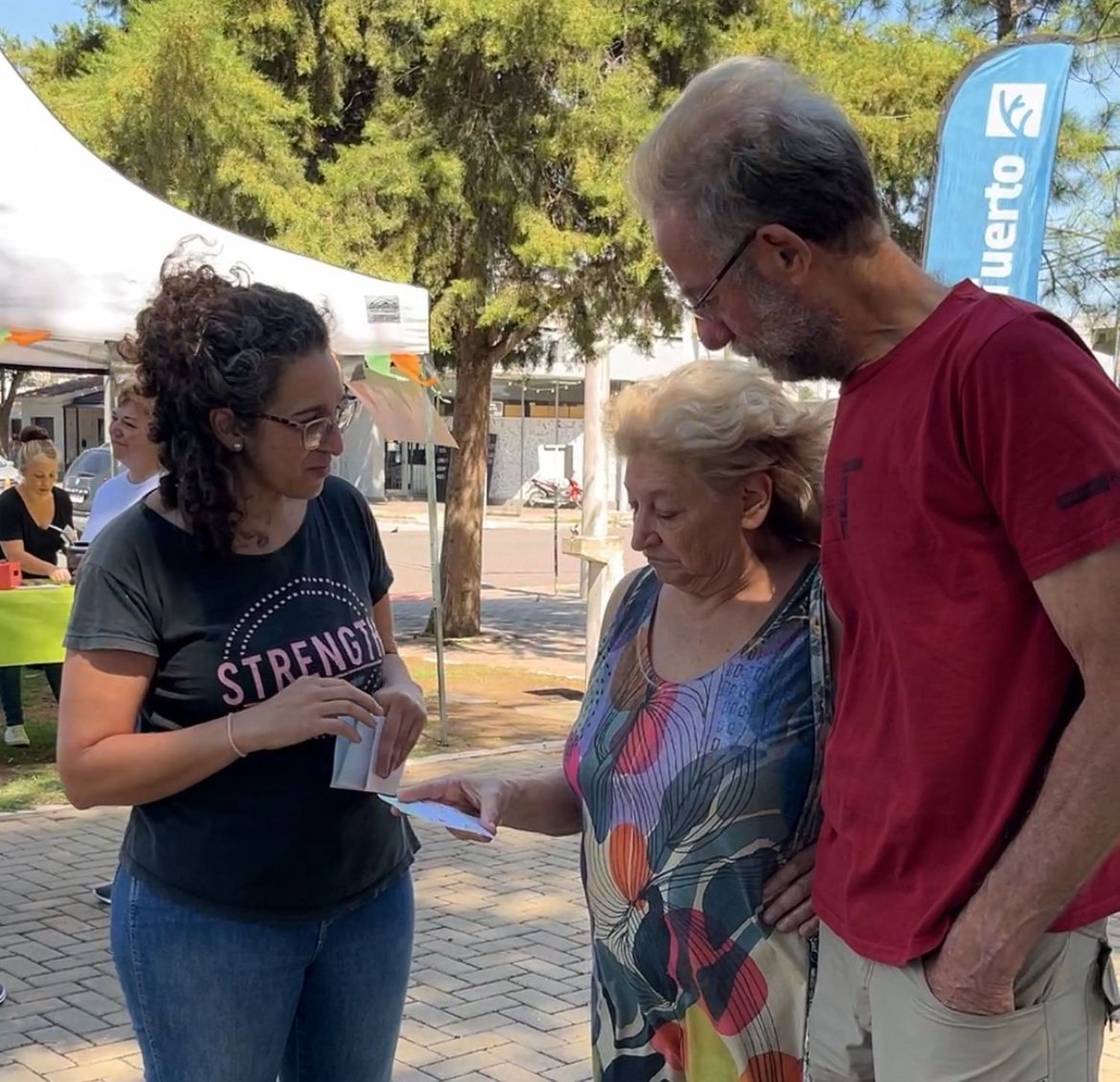 Entrega de folletería para prevenir el consumo de sustancias.