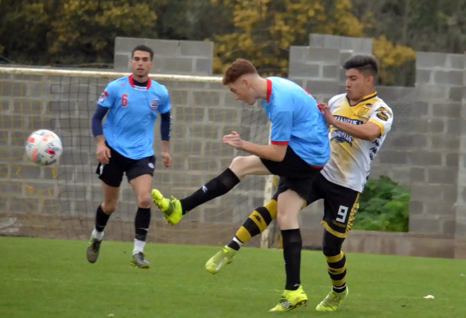 Bonavetti se anticipa a Giménez, con Ríos más atrás. Santamarina superó a Loma Negra.