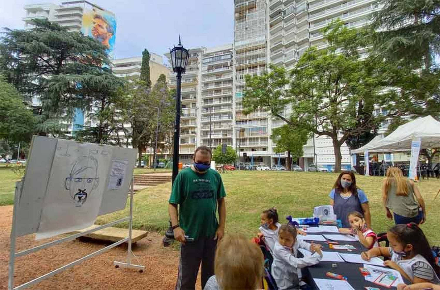 Homenaje a Messi: alumnos de un colegio de zona sur le pusieron color a la inauguración del mural