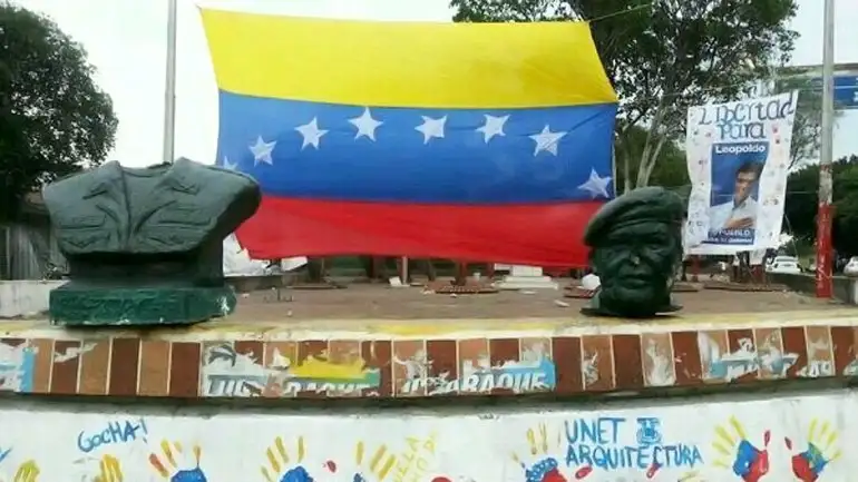 Venezuela: decapitan la estatua de Hugo Chávez en Táchira