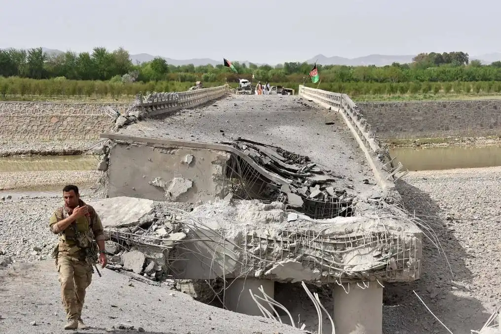 FT ATAQUE

Tres cohetes fueron lanzados contra el aeropuerto y dos dañaron la pista, señaló el director del aeropuerto de Kandahar, Masud Pashtun.