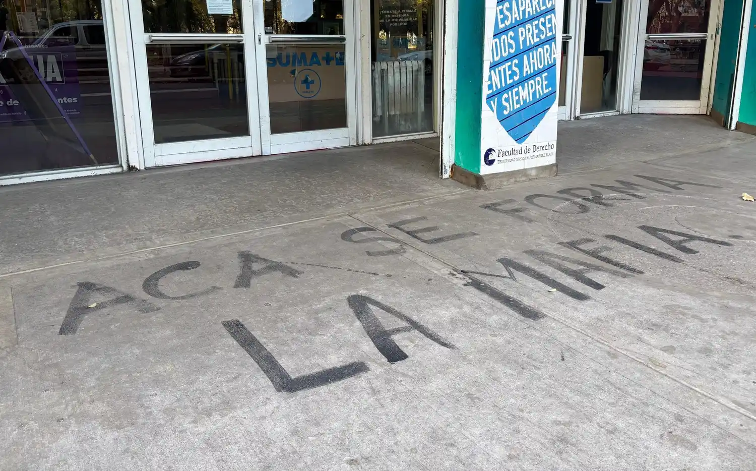 La pintada que dejaron en la puerta de la Facultad de Derecho tras la condena a Cristina.