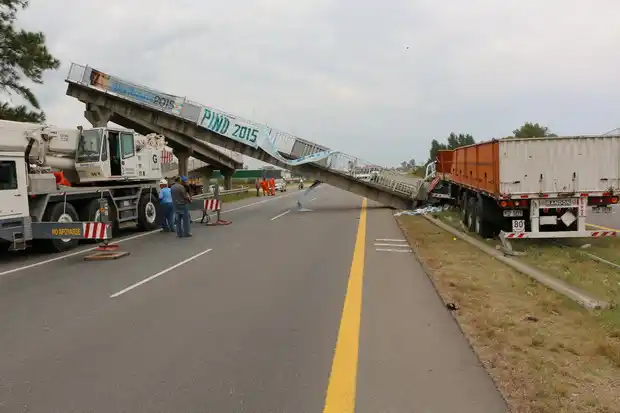 Tras un año, comenzaron la reparación del puente sobre la Autovía14