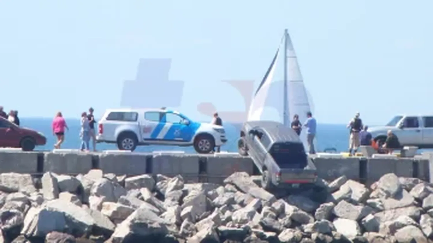 Necochea: una camioneta realizó una mala maniobra y estuvo a punto de caer al mar