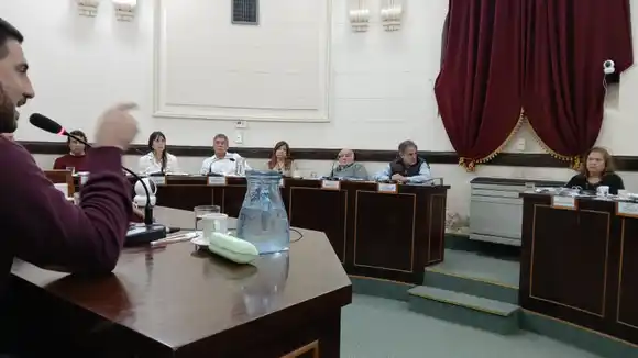 Intendente irrumpió en el Concejo de 25 de Mayo para que no lo investiguen: Denunció que lo quieren destituir