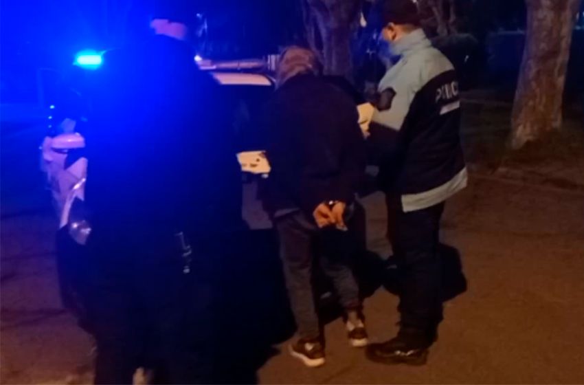 Atacan a mujer en su auto en un semáforo: la salvó el cinturón de seguridad que llevaba puesto