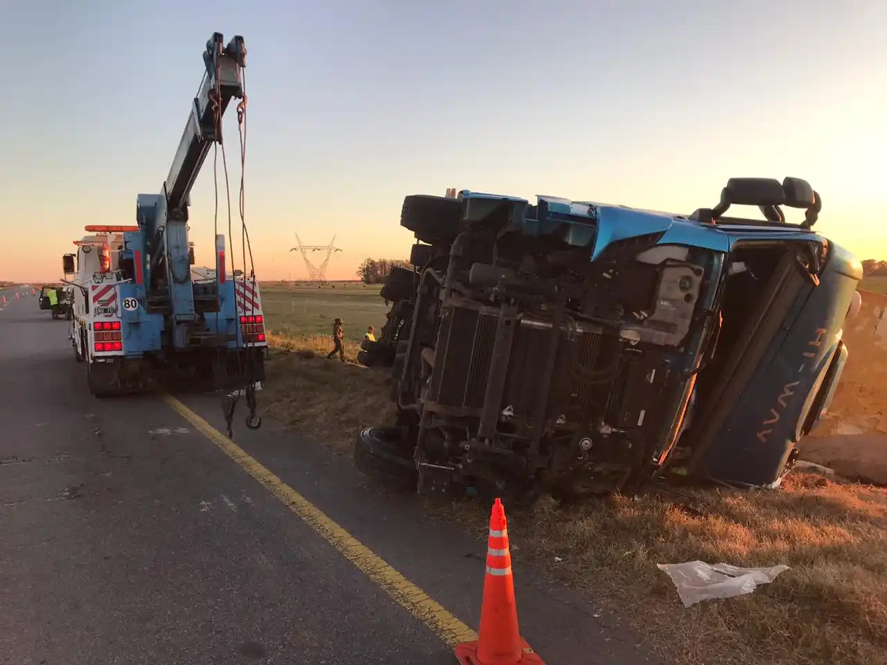 Volcó un camión en Ruta 14: el conductor fue trasladado al Hospital Centenario