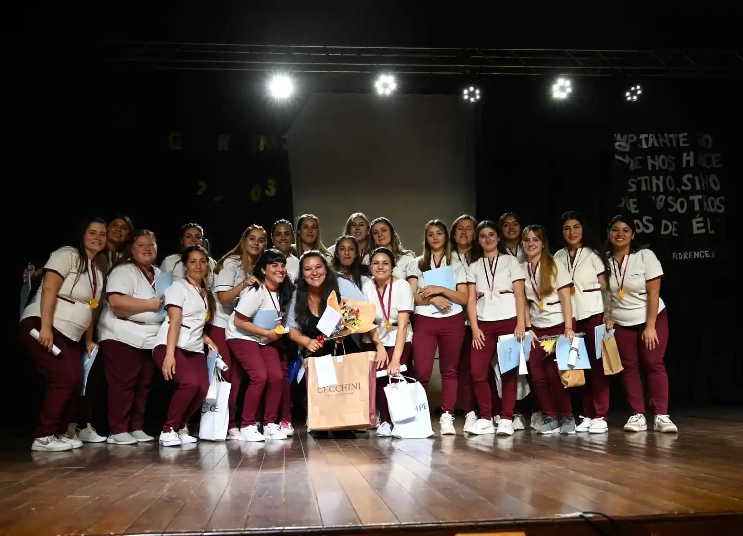 Las graduadas con sus diplomas. Crédito: Comuna de María Teresa.