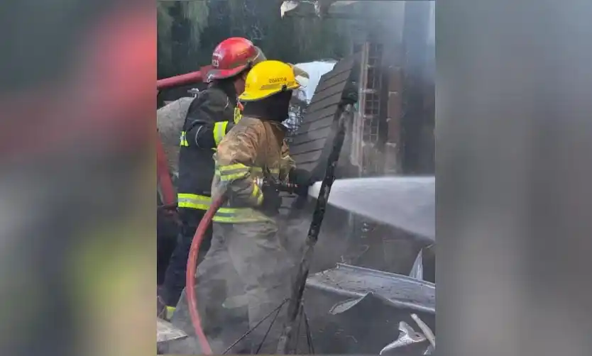 Voraz incendio consumió un taller mecánico en Del Viso