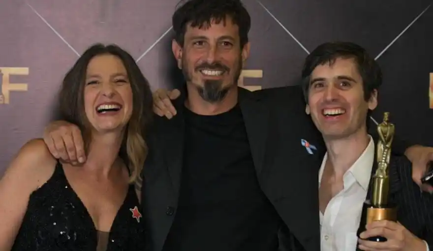 Emiliano Ocampos abraza a sus compañeros en la entre de los Martín Fierro. El Conicet se quedó con la estatuilla de oro.