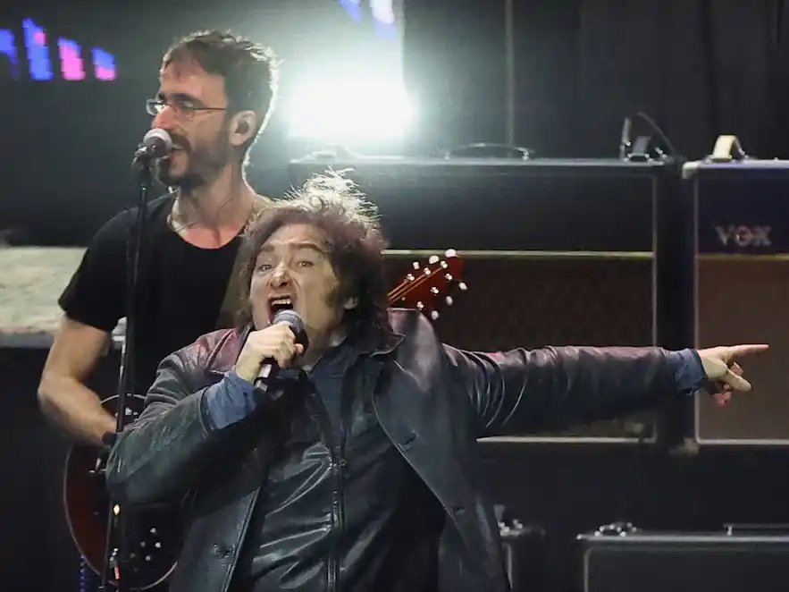 Milei cantó covers de rock nacional en el Movistar Arena e instó a reavivar a la militancia libertaria