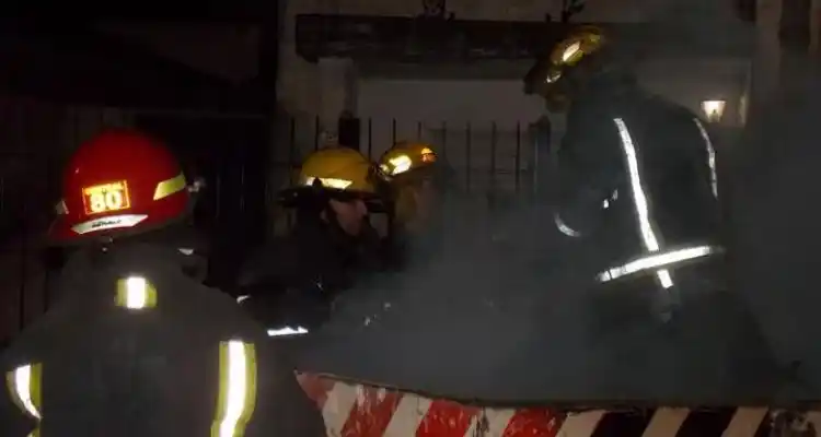 El incendio del Ford Fiesta se produjo a ka altura del Km. 169 en el acceso al motel. El conductor salió ileso. Foto: archivo La Opinión.