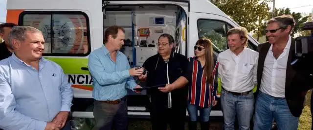 El gobierno ya entregó 10 nuevas ambulancias de las 20 compradas