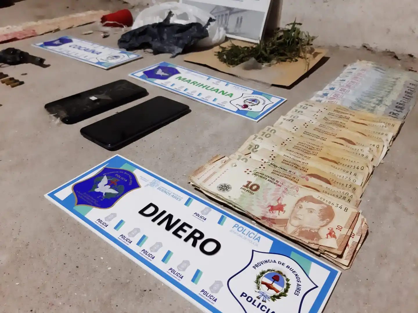 En cuatro allanamientos encontraron cocaína, marihuana y un revólver