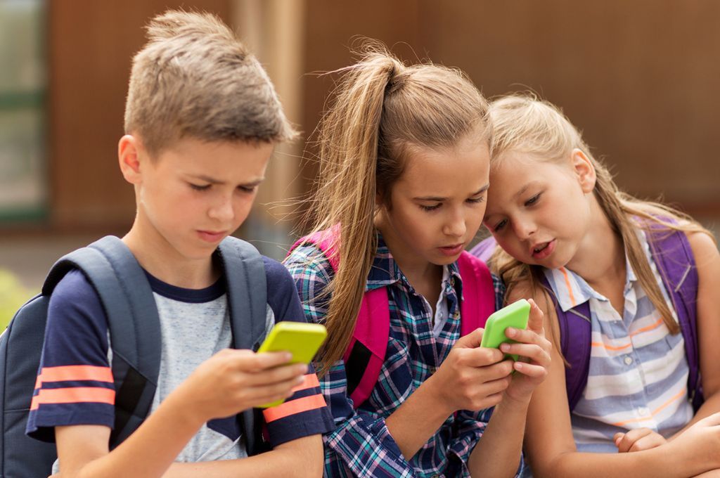 Los niños “no adultos” no podrán acceder a internet desde dispositivos móviles entre las 10:00 p.m. y las 6 a.m.