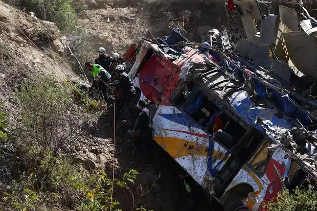 ¡IMPRUDENCIA AL VOLANTE! : 33 muertos dejó accidente en Perú causado por exceso de velocidad