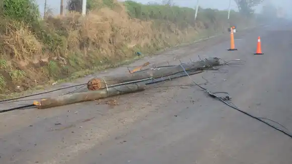Caos en Bv. Lehmann y Cerdán: un camión chocó un cable y arrancó el tendido eléctrico