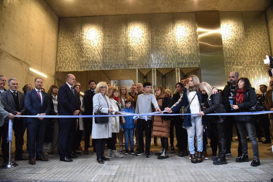 El gobernador Pullaro y el ex gobernador Perotti inauguraron el Memorial "Salta 2141"