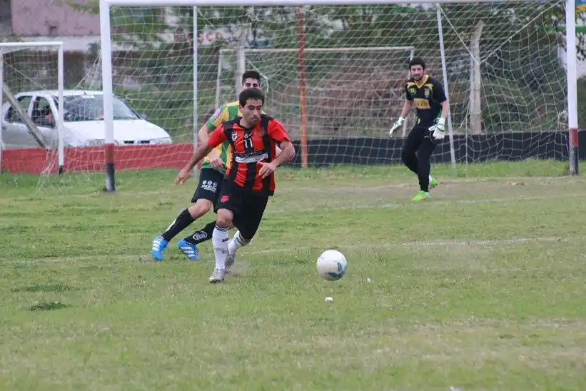 Central goleó a Sarmiento y trepó a la punta de la Zona A