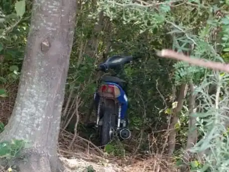 Moto recuperada gracias a denuncia ciudadana. Crédito: Relaciones Policiales.