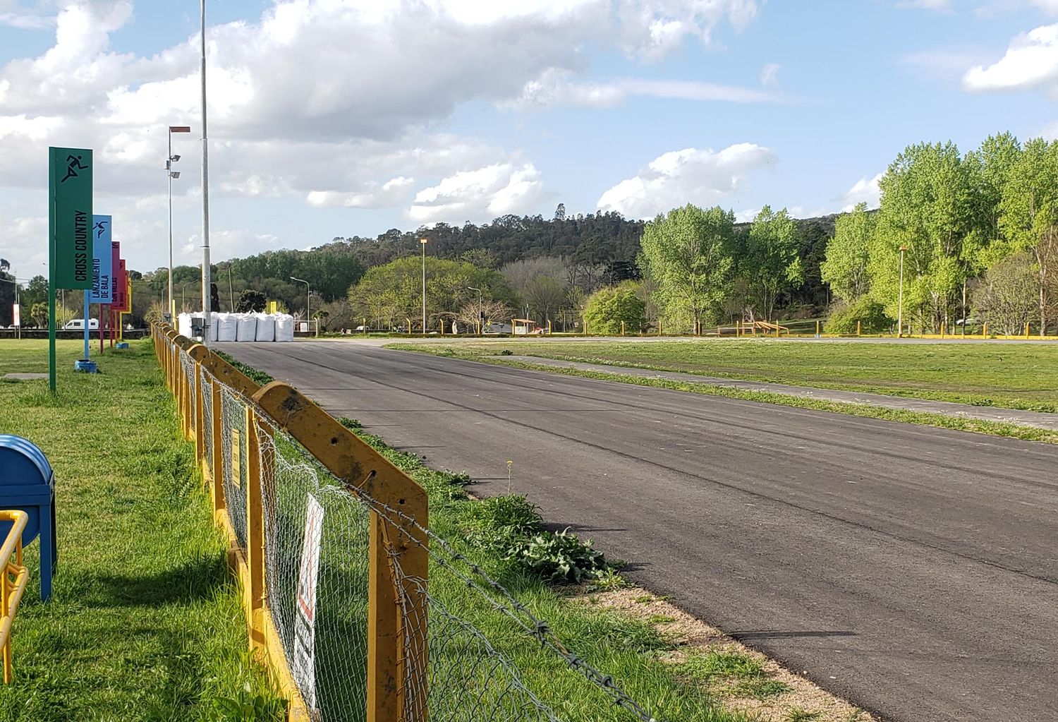 A meses de su adquisición, esperan instalar la superficie sintética en la pista de atletismo