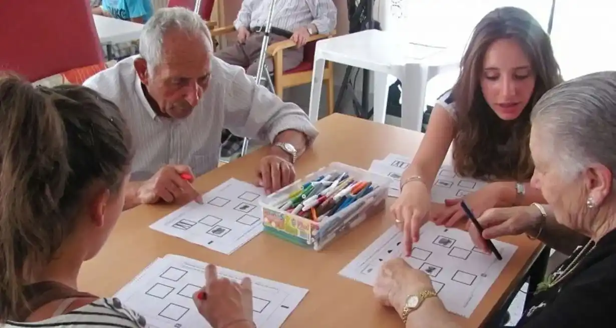 En los centros de atención de adultos, por ejemplo, los psicopedagogos ayudan a mejorar la calidad de vida. Acompañan un estilo de vida activo y saludable atendiendo diversas problemáticas, que afectan la cognición y funciones como la memoria y la atención, entre otras.