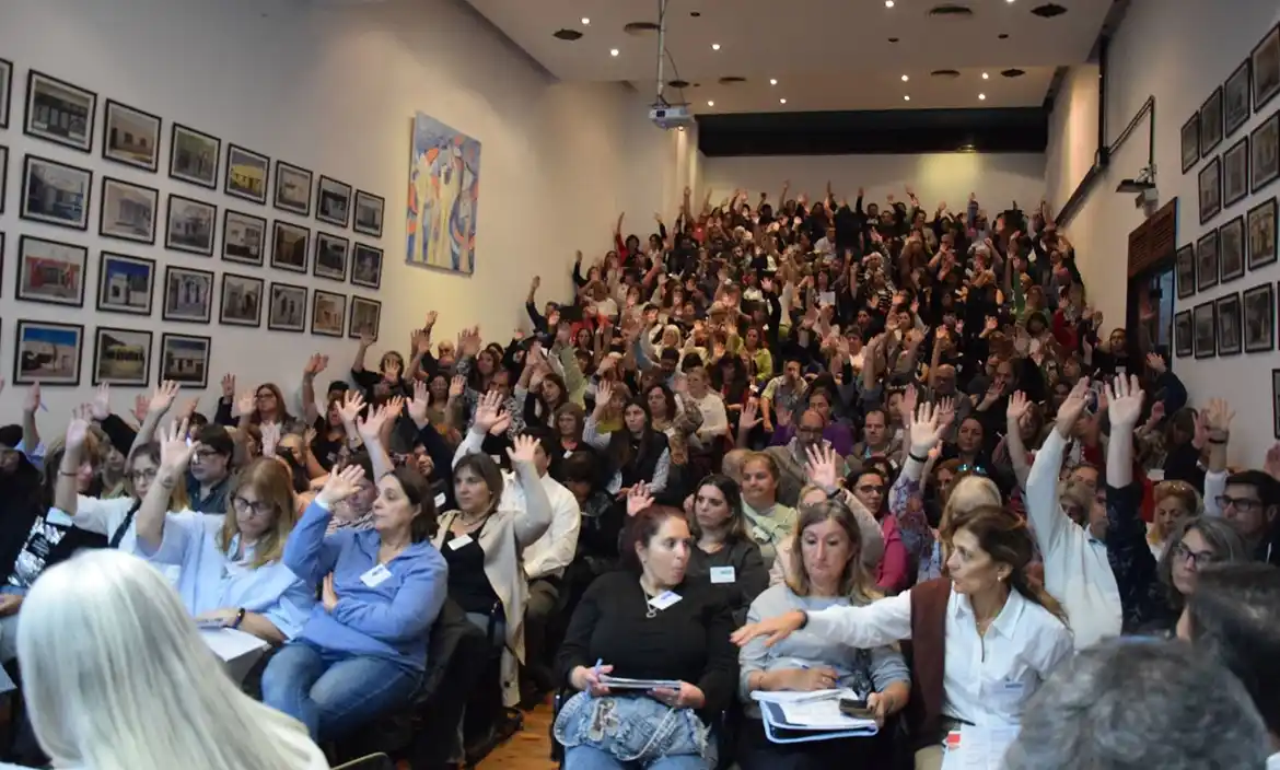 Provincia acordó el aumento a docentes por mayoría, pero la FEB lo rechazó y va al paro el martes