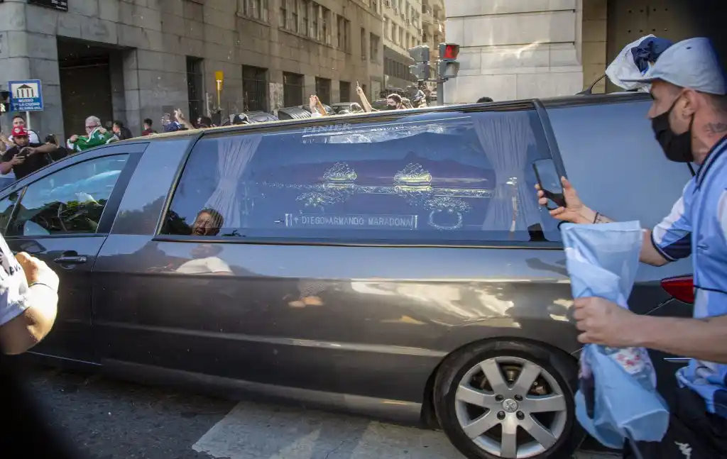 Sepultaron a Diego, que descansa junto a sus padres