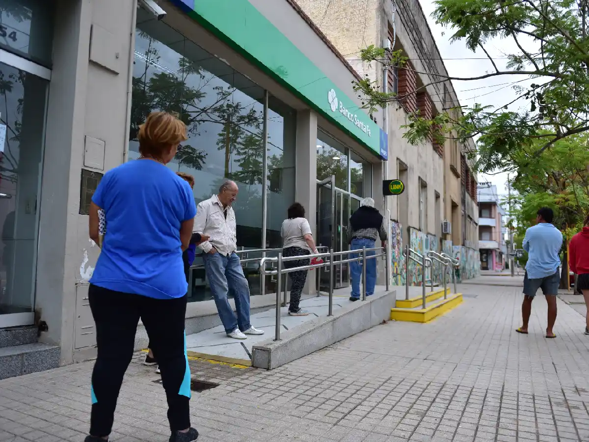 Largas colas para cobrar el bono para jubilados y beneficiarios de la AUH