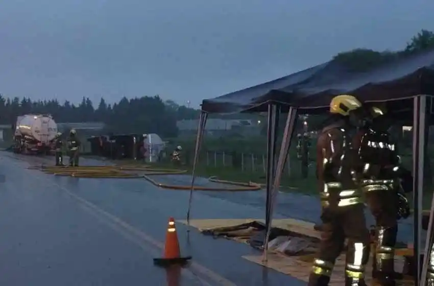 Un camión cisterna volcó y derramó combustible sobre la ruta 33