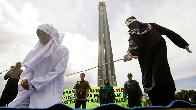 Una indonesia violada por 8 hombres podría ser condenada a recibir azotes con vara 