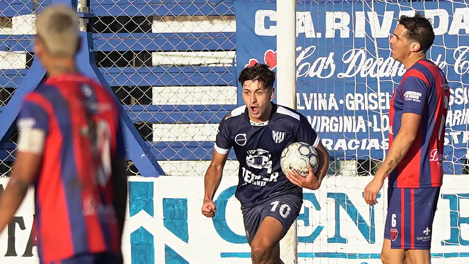 Matías Martínez Kressi inicia el festejo del empate parcial. Lo sufren Ortueta y Souto