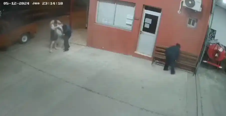 El momento en el que la pareja llega con la beba al cuartel.