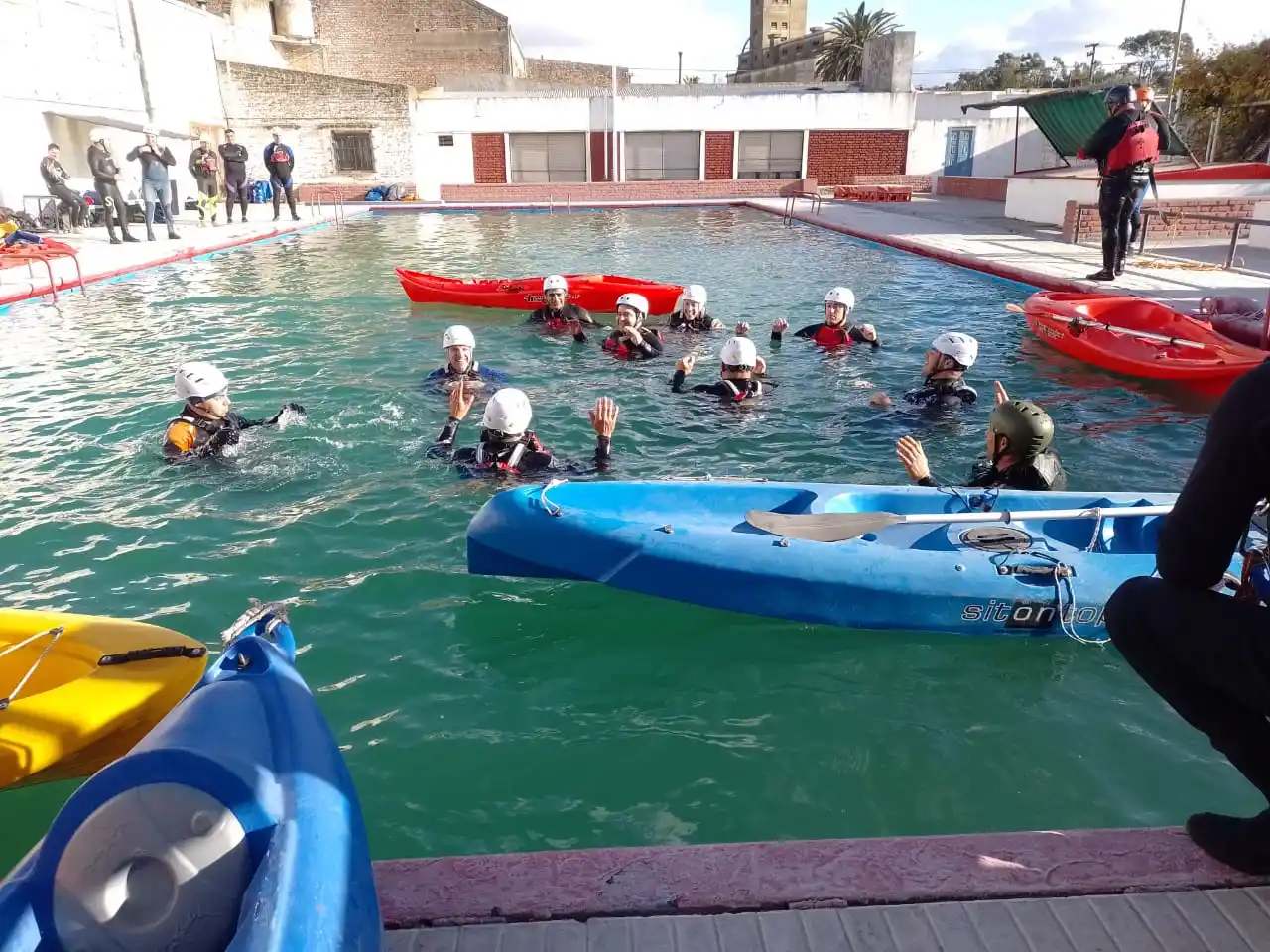 Bombero de Chascomús en curso de rescate acuático de la Federación Bonaerense