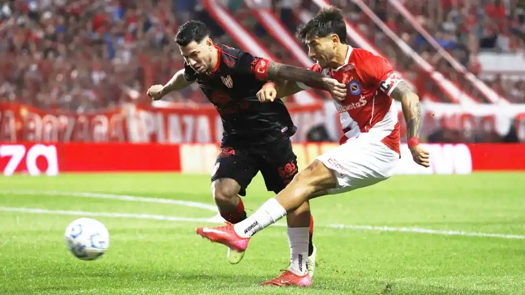 Argentinos Juniors derrotó a Instituto por 3 a 1 y clasificó a los cuartos de final