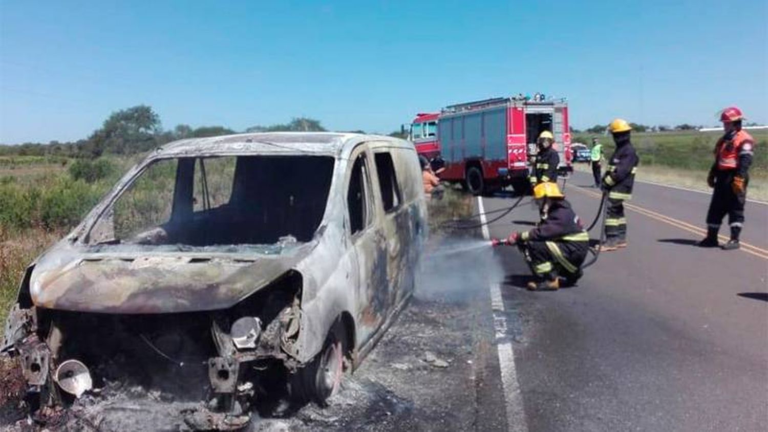 Camioneta de servicio "puerta a puerta" fue consumida por el fuego en Ruta 12