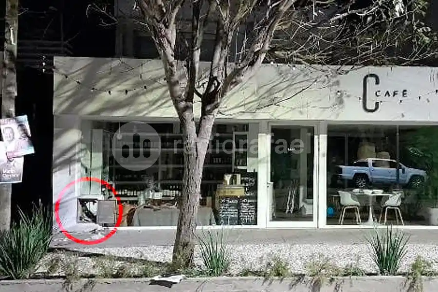 Imposible de creer: se metió a robar un comercio pasando por una casillita del gas