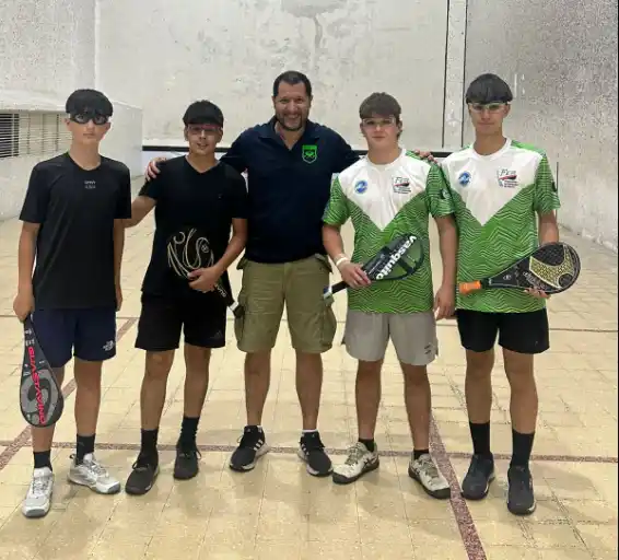 Mateo Ferrer, con camiseta verde, en el centro de la imagen.