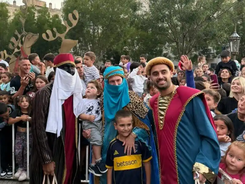 Un intendente bonaerense se disfrazó de Rey Mago y anunció un “regalo” para los vecinos: bajó su sueldo