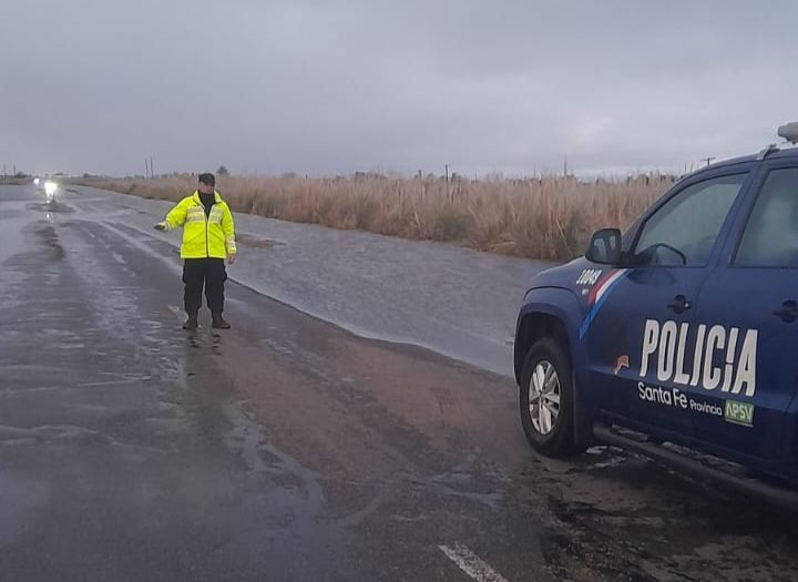 Monitoreo continuo y tránsito cortado en diversos puntos de la provincia por las intensas precipitaciones