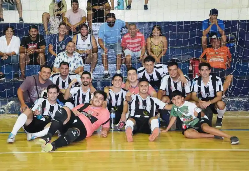 Juventud, Akarazú, Franjeados y Sector R se metieron en cuartos de final