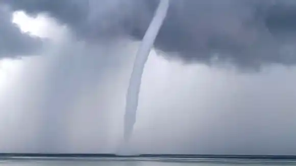 IMPRESIONANTE TROMBA DE AGUA se formó sobre el Lago de Maracaibo este 20Nov (VIDEOS)