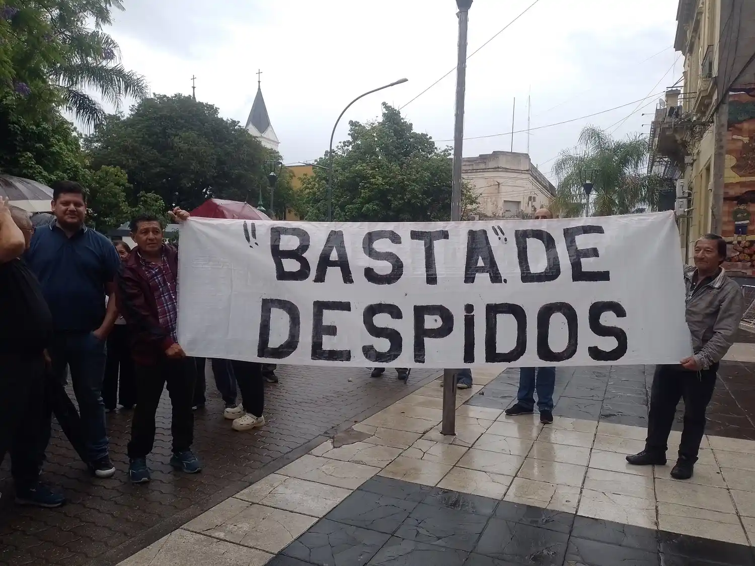 Trabajadores municipales se manifestaron frente al municipio sin respuestas del Ejecutivo