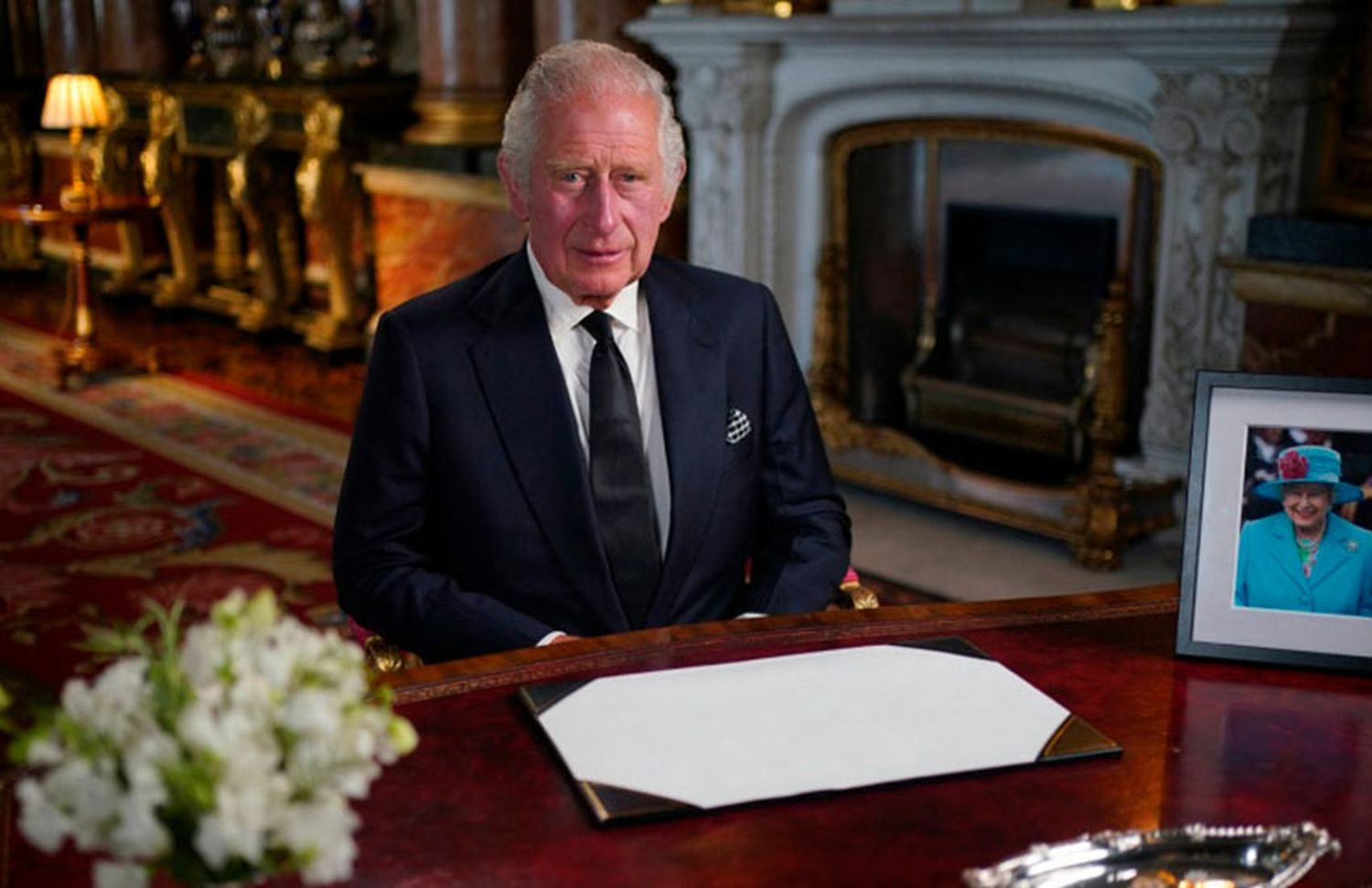 Carlos III, en su primer discurso como rey, se comprometió a servir «toda la vida» a los británicos