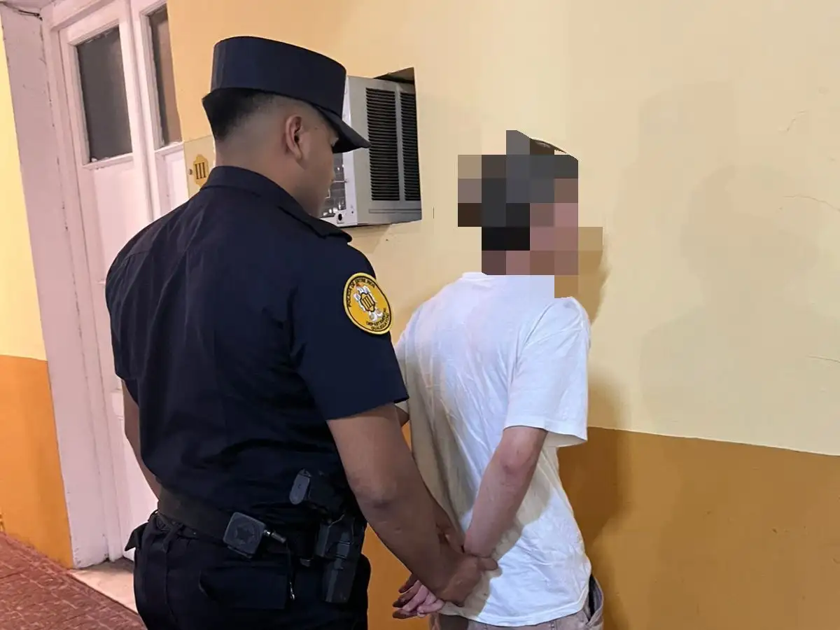 Un joven de 19 años fue detenido en la puerta de un boliche de la Costanera