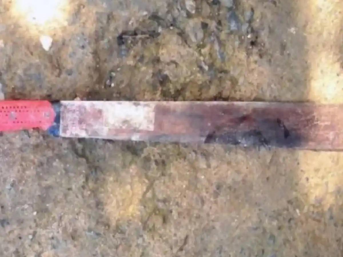 Le cortó el pene con un machete al amante de su novia