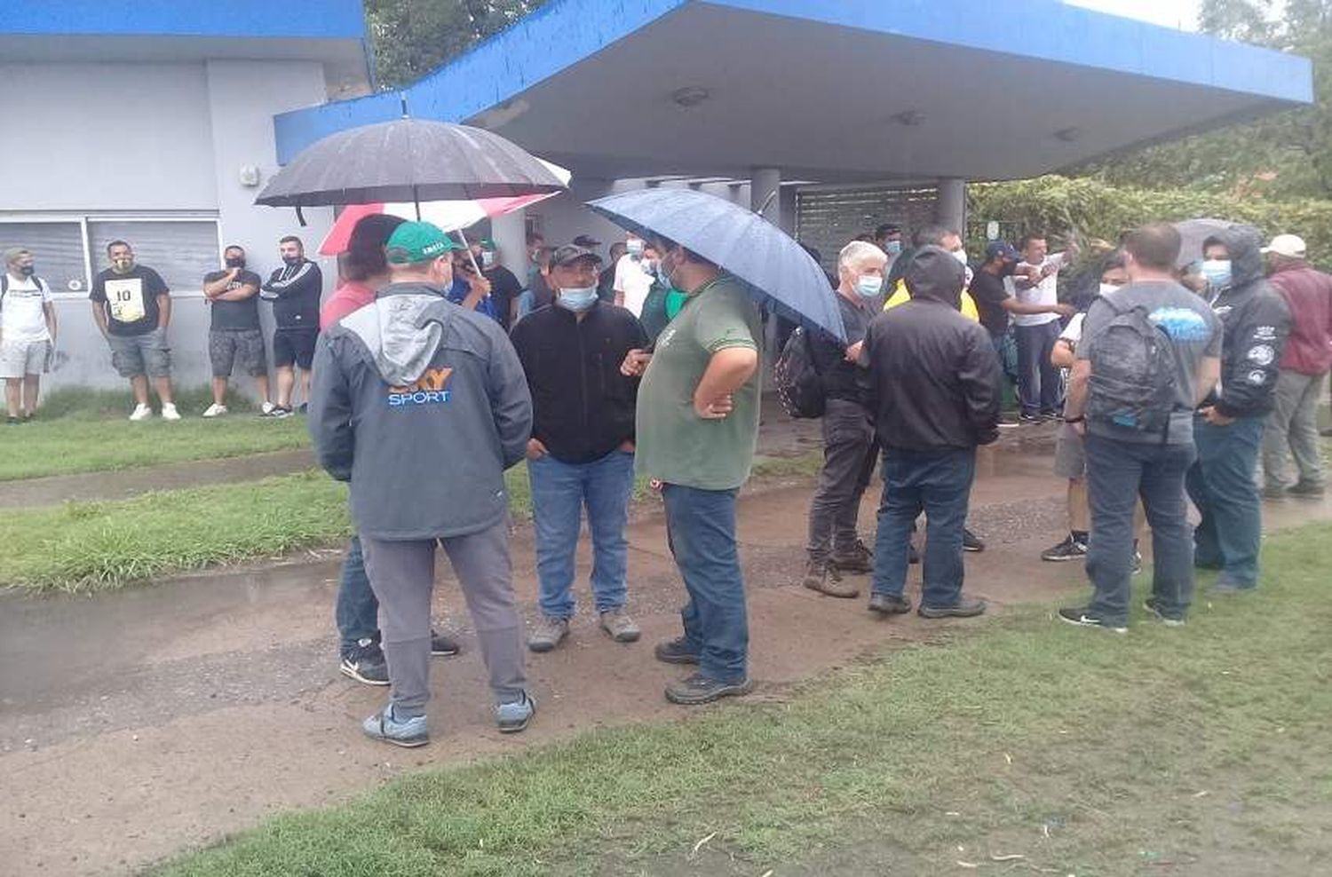 Tensa protesta en Guerrero Motos: trabajadores despedidos se encadenaron a la planta de San Lorenzo