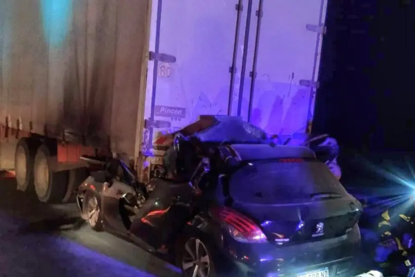 Choque fatal entre un auto y un camión en la autopista Rosario-Córdoba: hay dos muertos